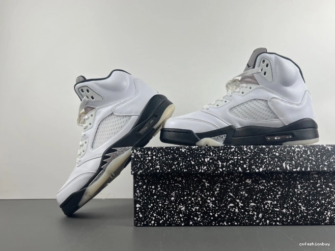 5 JORDAN AIR RETRO DD0587-110 'WHITE BLACK' 1207
